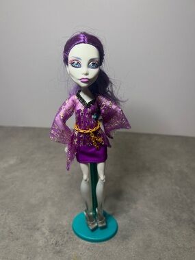 Poupée Monster High Spectra Vondergeist Mattel 13 souhaits fête de danse